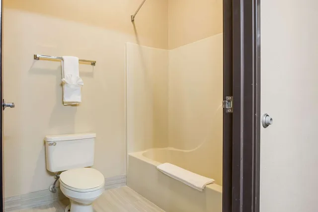 Suite, 2 Queen Beds, Quality Inn & Suites Caseyville - St. Louis 2/2