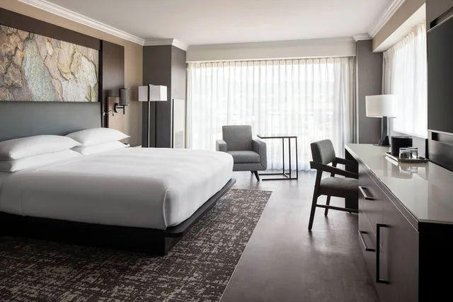 Room, King Bed, City View, Monterey Marriott 1/4