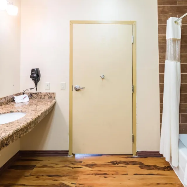 2 Queen Beds Mobil Access Tub Nsmk Micfridg, Motel6 Joshua, TX 8/8