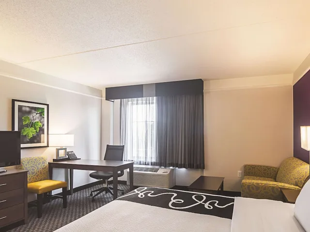 غرفة ديلوكس بسرير كينج، La Quinta Inn Suites Oklahoma City Nw Expwy 2/2