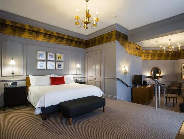 3 Bedrooms, Suite, Castle View, 3 Bathrooms, Living Area، The Caledonian Edinburgh, Curio Collection by Hilton 7/10