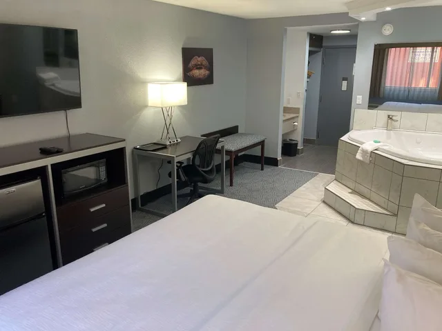 غرفة قياسية بسرير كينج بحوض جاكوزي، Best Western Plus Reading Inn & Suites 2/7
