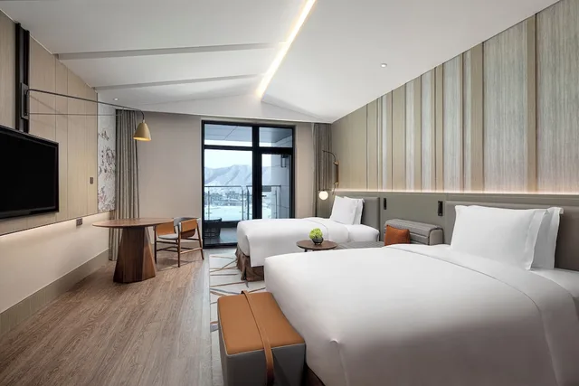 غرفة بريميوم بسريرين منفصلين بإطلالة على البحيرة، Crowne Plaza CHONGLI RESORT 2/9