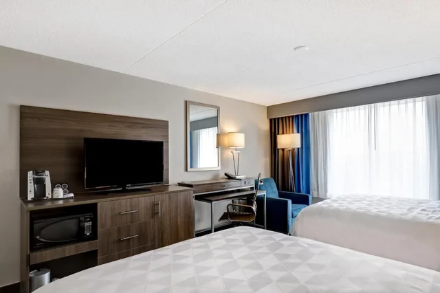 غرفة قياسية بسرير كينج وسريرين كوين، Holiday Inn Mississauga Toronto West 7/10