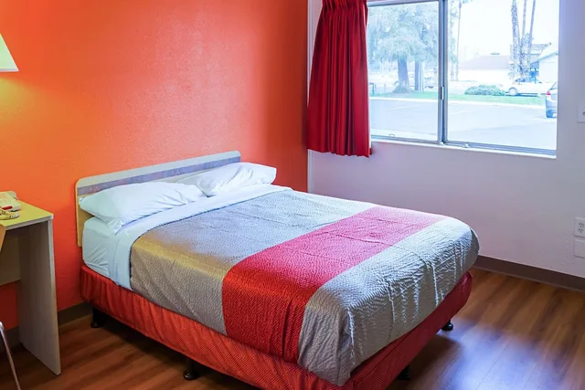 غرفة ديلوكس بسرير مزدوج لذوي الإعاقة، Motel6 Porterville, CA 1/5