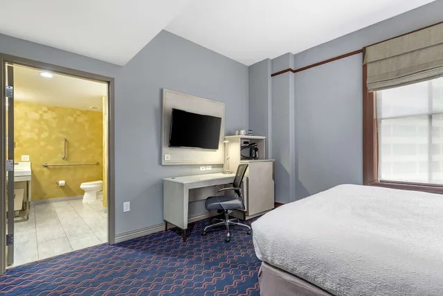 غرفة قياسية بسرير كينج لذوي الإعاقة، Hotel 1914 - Historic Alamo Riverwalk, an Ascend Collection Hotel 3/4