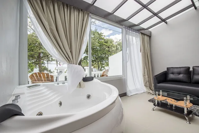 Junior Suite, Hot Tub, MODERN LIVING HOTEL 6/6