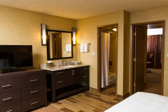 Suite, King Bed, Pool Side، Doubletree Suites By Hilton Tucson-Williams Center 4/4