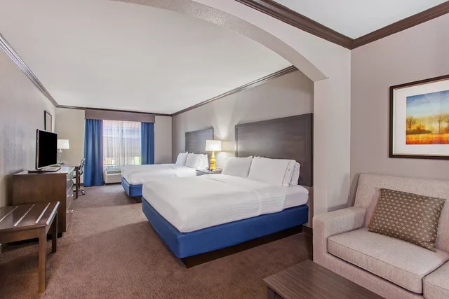 Standard, Holiday Inn Express Hotel & Suites Wharton 3/4