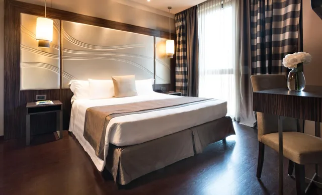 جناح جونيور بسرير كوين مع أريكة، Uptown Palace 1/2