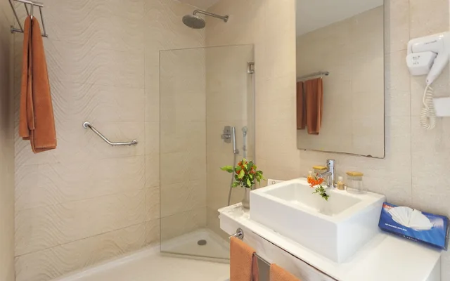 غرفة عائلية ثلاثية بسريرين منفصلين بإطلالة على الحديقة بغرفة نوم واحدة، Seabel Rym Beach 2/2