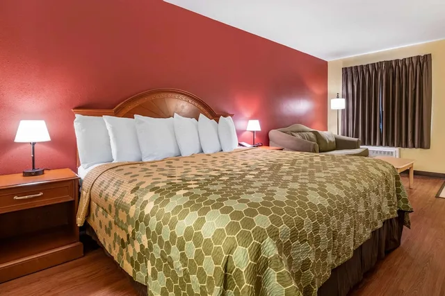 غرفة قياسية بسرير كينج مع أريكة، Econo Lodge Inn Suites Maingate Central 1/1