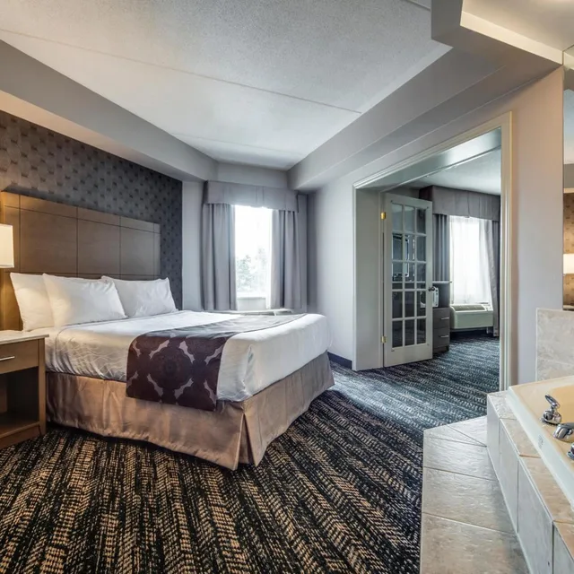 جناح ديلوكس بسرير كوين بمنطقة جلوس بحوض جاكوزي، Monte Carlo Inn Brampton Suites 1/8