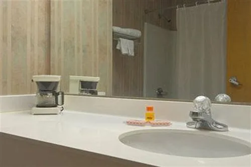 غرفة بسرير كينج، Quality Inn Spartanburg, SC 1/1