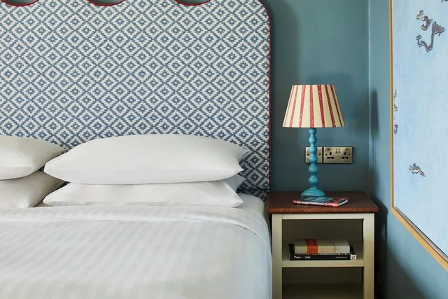 جناح بسرير كينج بإطلالة على البحر بغرفة نوم واحدة مع أريكة، Marriott Highcliff 6/8
