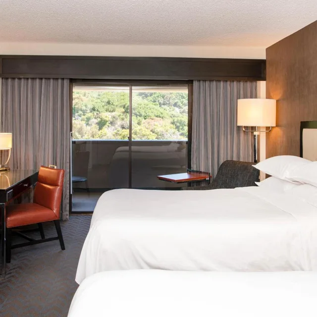 غرفة تقليدية بسريرين كوين بشرفة، Sheraton Mission Valley San Diego 2/5