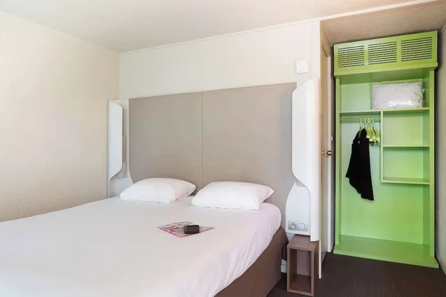 Standard, King Bed, CAMPANILE MORANGIS - ORLY 1/3