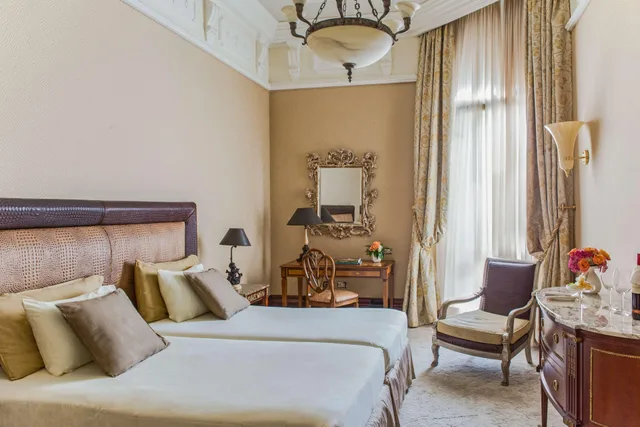 غرفة بريميوم بسرير مزدوج بغرفة نوم واحدة، Anantara Palazzo Naiadi 1/10