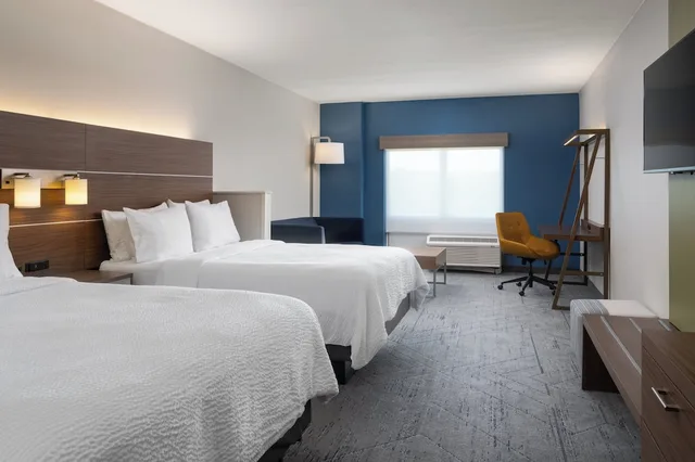 جناح بسريرين كوين بإطلالة على البحيرة مع أريكة، Holiday Inn Express & Suites Trinity 2/9