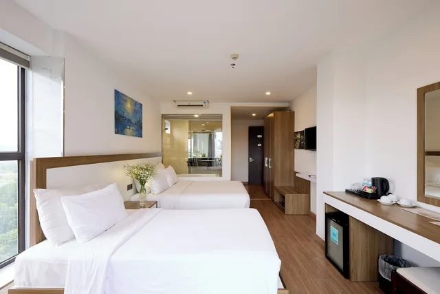 غرفة تنفيذية ثلاثية بسرير كوين وسرير فردي بإطلالة على الجبل بشرفة، An Vista Hotel 4/10
