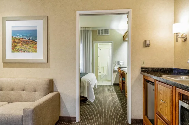 جناح بسرير كينج بإطلالة على المسبح مع أريكة، Quality Suites Downtown San Luis Obispo CA 6/8