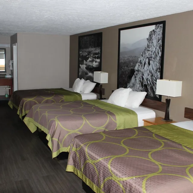 غرفة بسريرين كوين وسرير كوين، Super 8 by Wyndham Fort Chiswell Wytheville Area 3/9