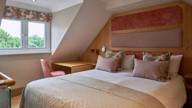 Junior Suite, King Bed, The Fairlawns Hotel And Spa 2/6