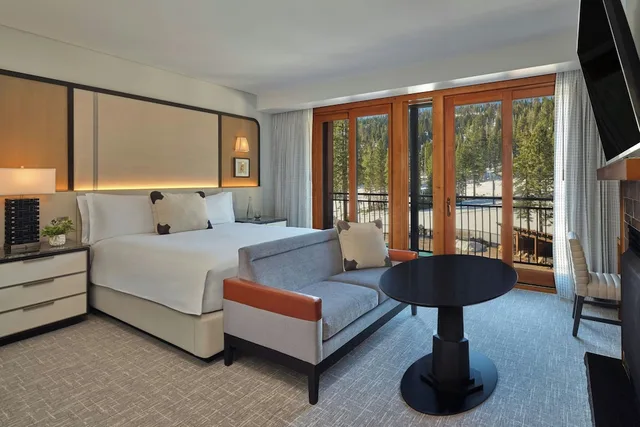 جناح كلوب بسرير كينج بإطلالة على الجبل بغرفة نوم واحدة مع أريكة، The Ritz Carlton Lake Tahoe 1/6