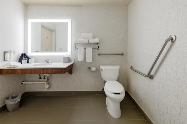 غرفة قياسية بسرير كينج وسرير كوين، Holiday Inn Express Hotel Suites Edmonton South 9/9
