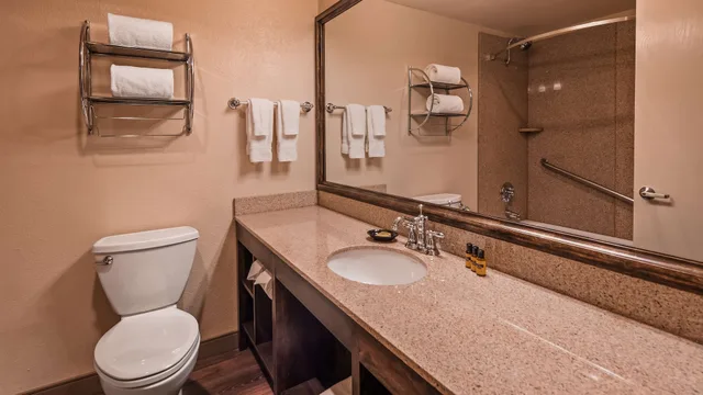 جناح بسرير فردي بإطلالة على النهر بشرفة بغرفتي نوم، Best Western Plus Rivershore Hotel 5/5
