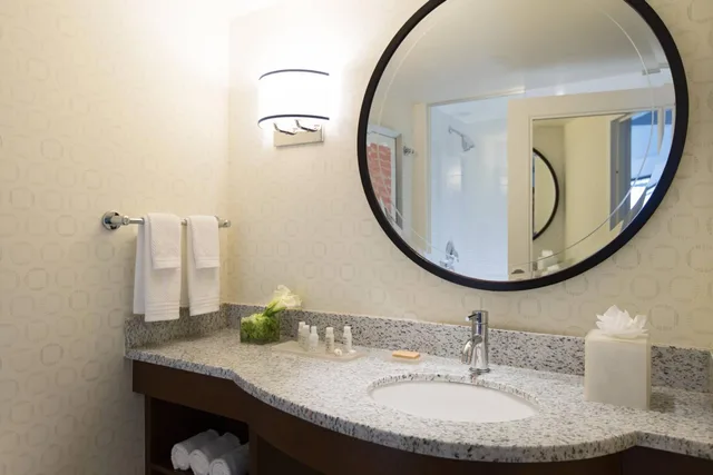 Room, King Bed, Harbour View, Club Floor, Accessible، Renaissance Boston Waterfront Hotel 10/10