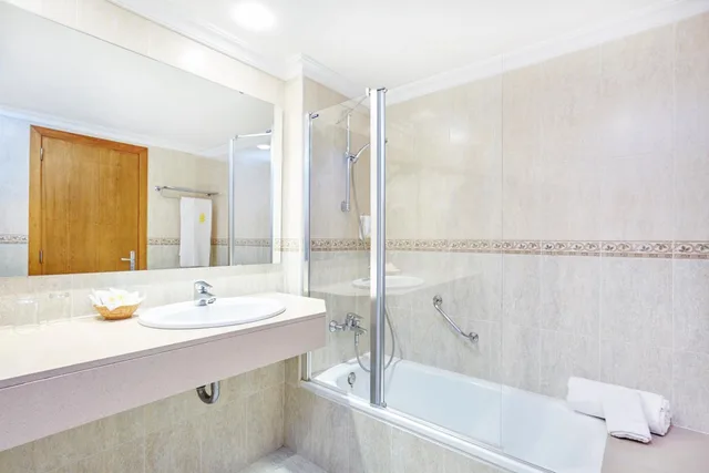 غرفة بسريرين منفصلين بإطلالة على البحر، Universal Hotel Castell Royal 5/5