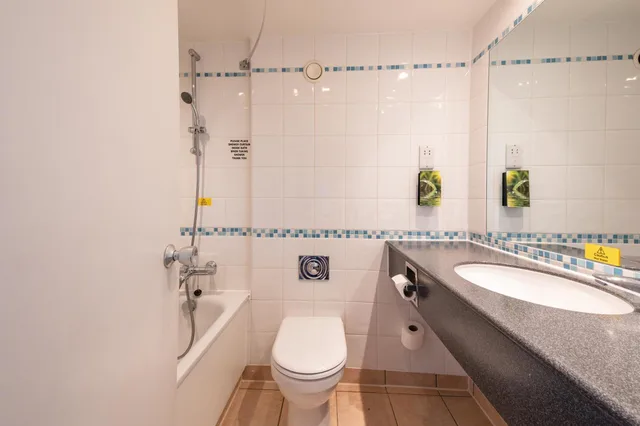 غرفة بسرير مزدوج بحوض استحمام لذوي الإعاقة، Milestone Peterborough Hotel A1M, Sure Hotel Collection 4/6