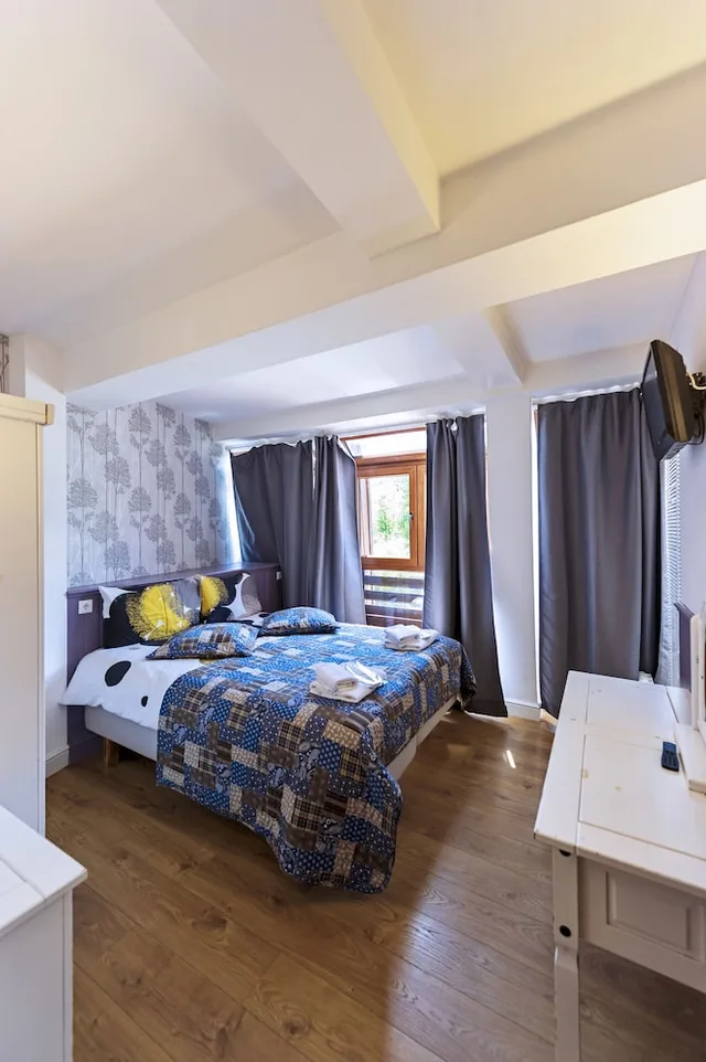 شقة بسريرين مزدوجين بغرفتي نوم مع أريكة، Mountain View Resort 2/5