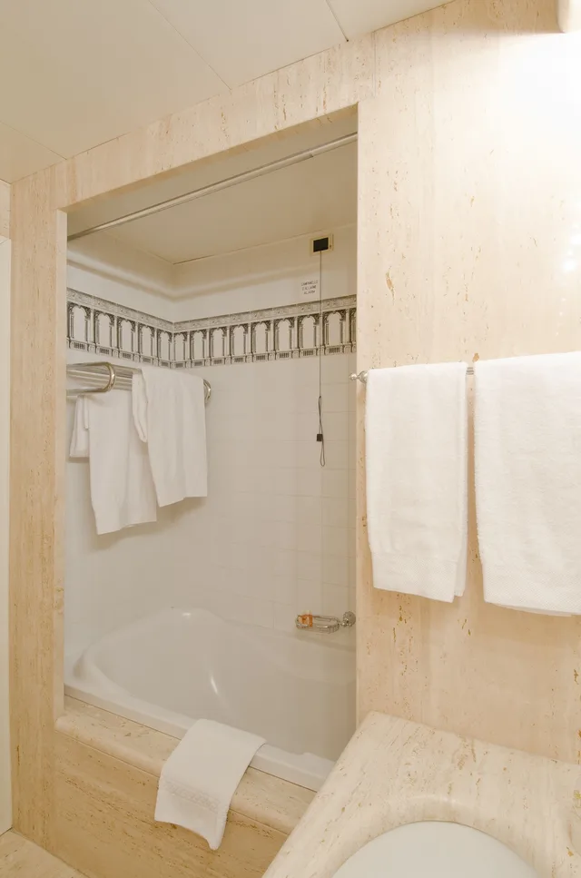 غرفة عائلية بسرير مزدوج وسريرين منفصلين، Grande Albergo Roma 4/5