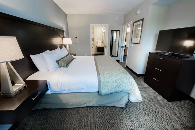 جناح بسرير كينج وسريرين كوين بغرفتي نوم بمطبخ، Staybridge Suites Albany Wolf Rd Colonie Center 2/5