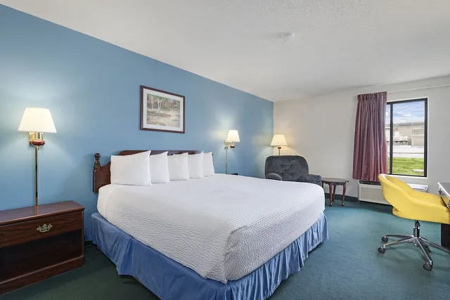 غرفة بسرير كينج لذوي الإعاقة، Days Inn By Wyndham Battlefield Rd/Hwy 65 6/10