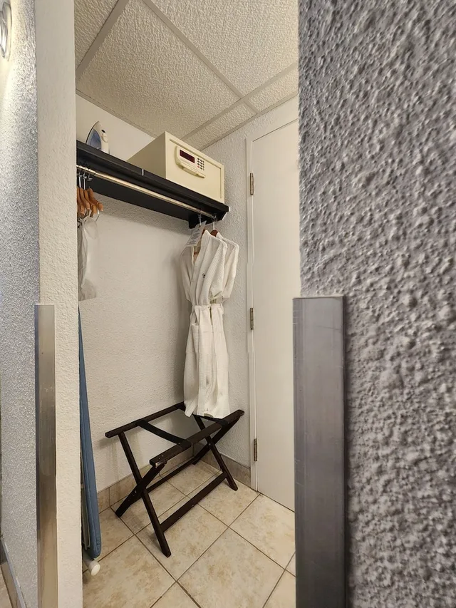 غرفة قياسية بسرير كينج مع أريكة، Centre de Congres Hotel La Sagueneenne 9/9