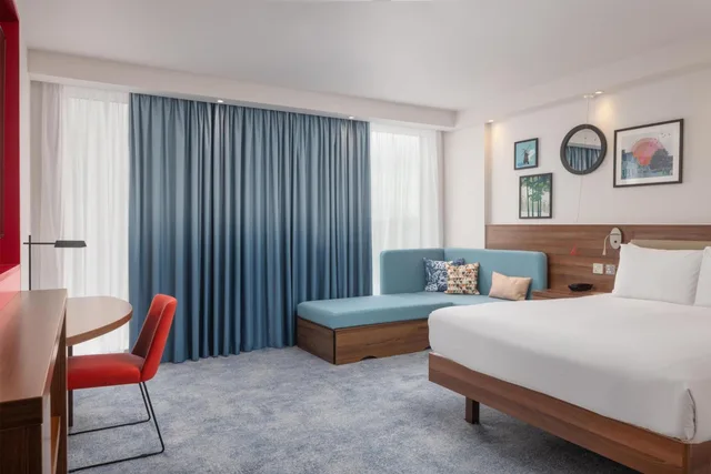 Room, Queen Bed, Runway View, Sofa, Accessible، Hampton By Hilton London Stansted Airport 5/10