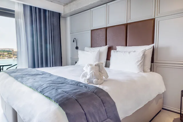 غرفة ديلوكس بسرير مزدوج أو سريرين منفصلين بإطلالة على البحر، The Londoner Hotel Sliema 2/3