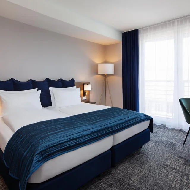 غرفة بسرير مزدوج بإطلالة على الفناء، Holiday Inn Berlin City Center East Prenzlauer Berg 1/10