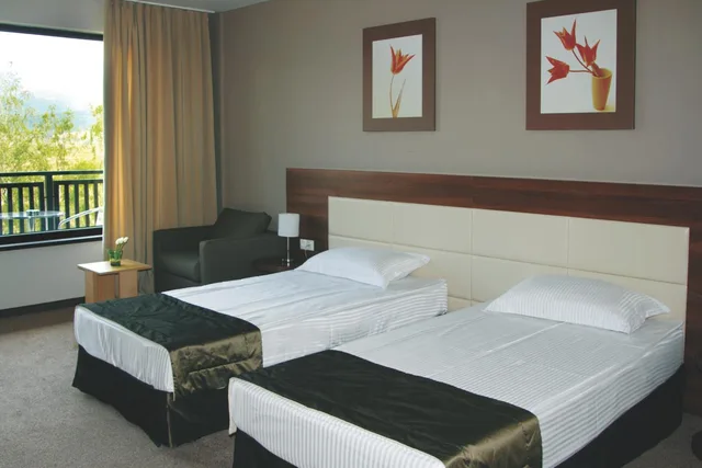غرفة بسرير مزدوج أو سريرين منفصلين بشرفة، Spa Hotel Belchin Garden 3/10