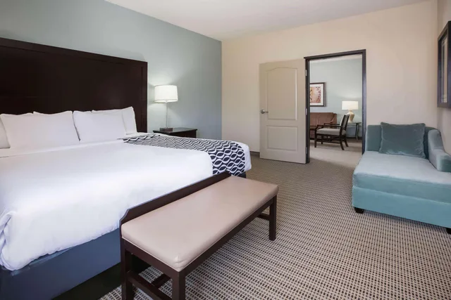 جناح عائلي ديلوكس بسرير كينج لذوي الإعاقة، La Quinta Inn and Suites by Wyndham DFW Airport West - Euless 1/7