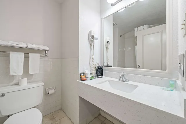Comfortable, Guest Room, King Bed, Smoking، Americas Best Value Inn Brenham 7/8