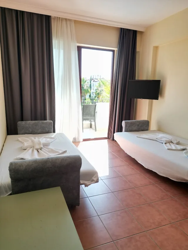 شقة بسريرين منفصلين بإطلالة على المسبح بغرفة نوم واحدة مع أريكة، Lemas Suite Hotel 7/10