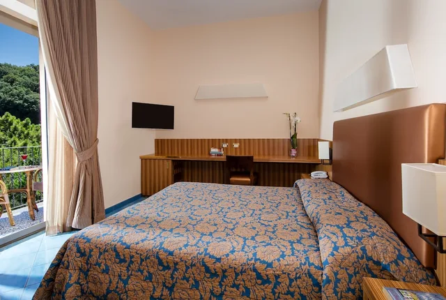 غرفة بسرير مزدوج بإطلالة على البحر، Grand Hotel Due Golfi 2/3