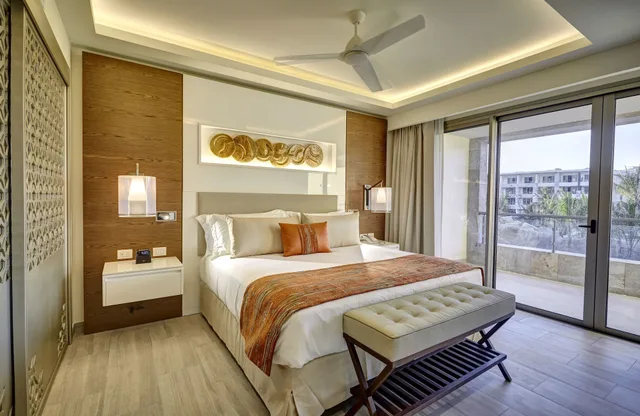 Junior Suite, Luxury, King Bed, Sofa, Royalton Bavaro, An Autograph Collection All Inclusive Resort and Casino 2/3