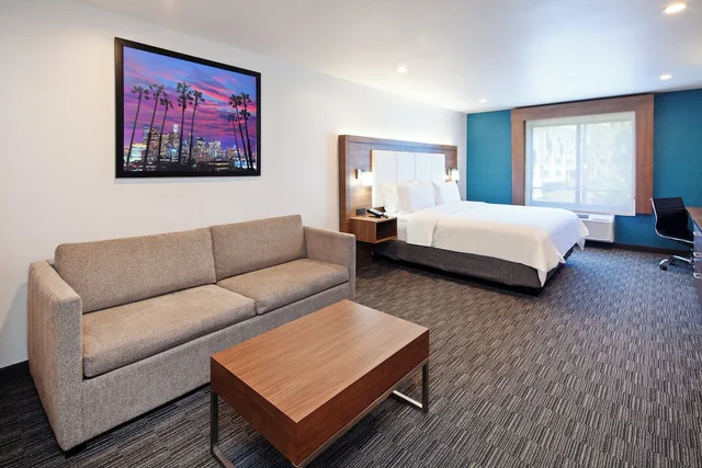 Suite, King Bed, Extra Floor Space، Holiday Inn Express Hollywood Walk of Fame An Ihg Hotel 3/10