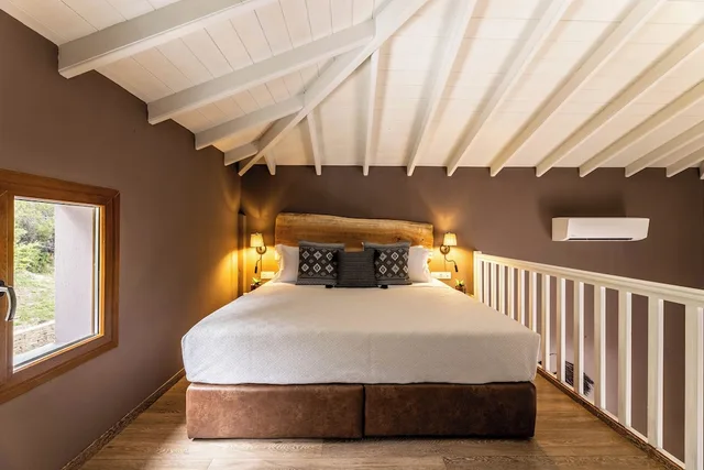 جناح ملكي بسرير كينج بإطلالة على البحر مع أريكة بجاكوزي، Skiathos Avaton Suites and Villas 1/1