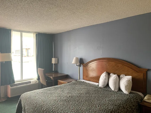 Room, Queen Bed, Days Inn by Wyndham Jonesboro AR 2/3